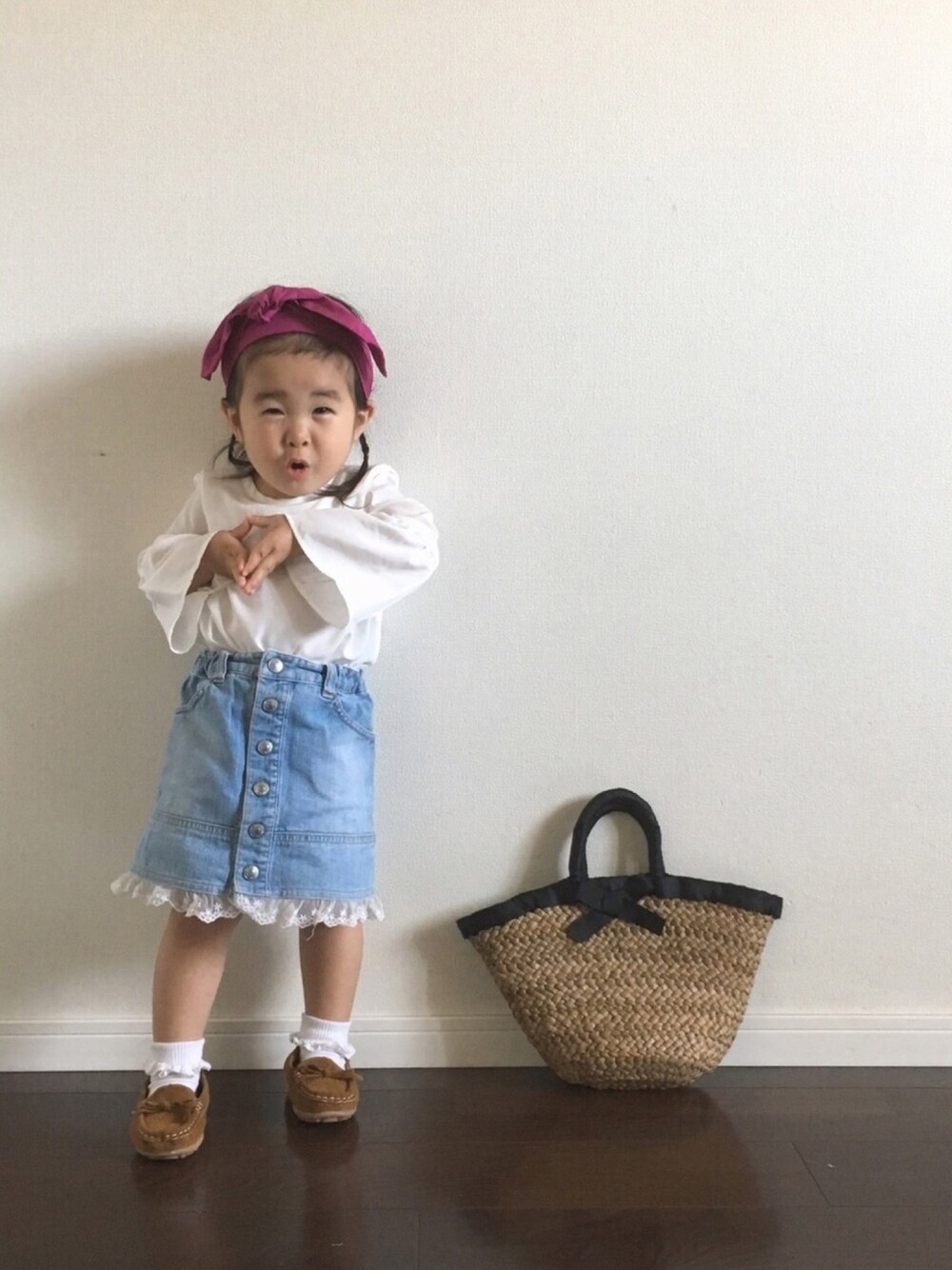 「春コーデ、ブラウス、ベルスリーブ、ピンク、ヘアバンド、デニムスカート、レース、モカシン」｜「petit mainのリボンモチーフターバン（ヘアバンド、ピンク系）」を使った、Ripiさん（キッズ・90cm）の春コーディネートの1枚目の写真