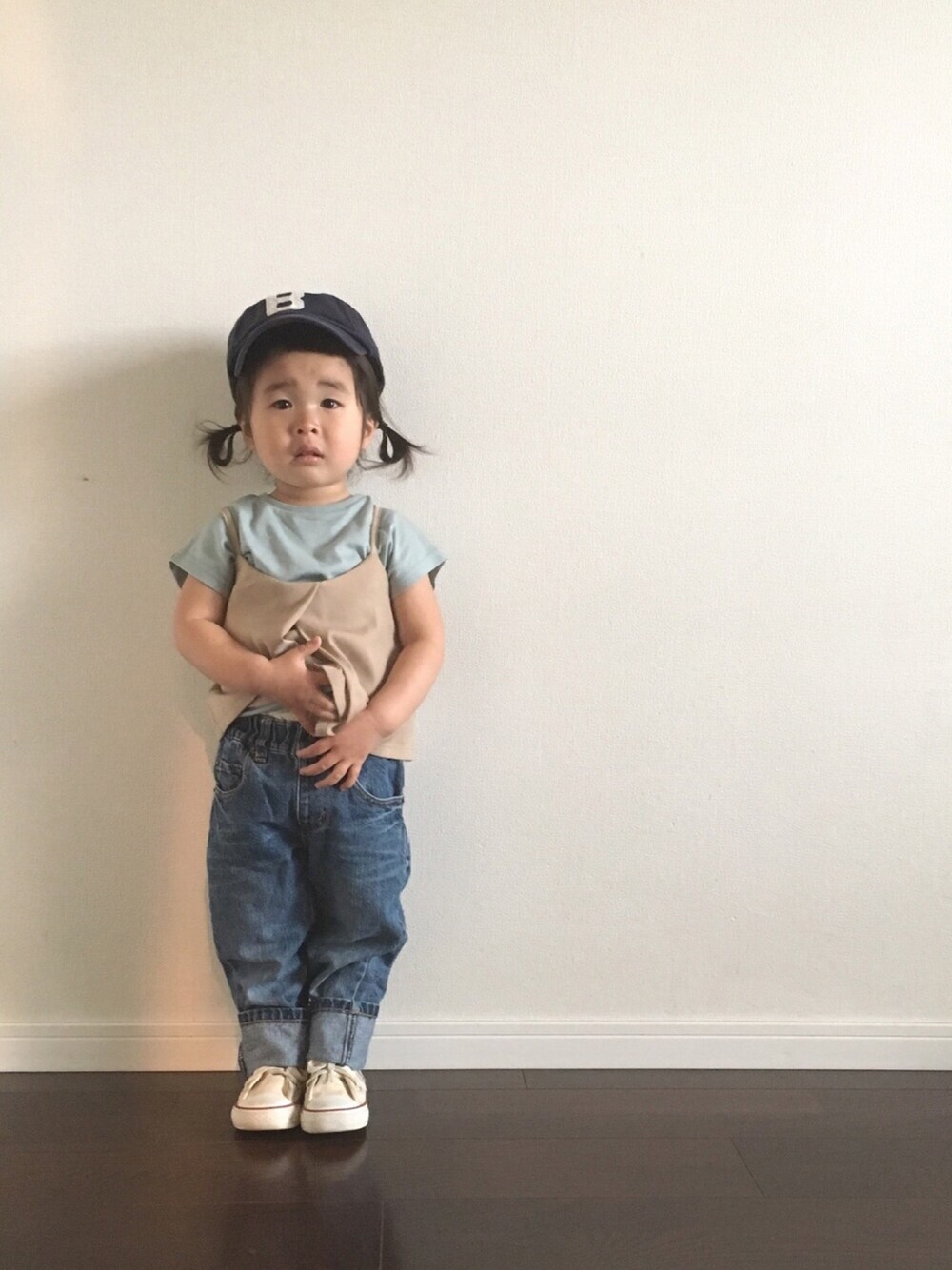 「キッズコーデ、ボーイズコーデ、男の子コーデ、プチプラ、キャップ、キャミソール、デニム、コンバース、カンカン帽」｜「b・ROOMのキャミソール付き半袖Tシャツ（Tシャツ/カットソー、ベージュ系）」を使った、Ripiさん（キッズ・90cm）の春コーディネートの1枚目の写真