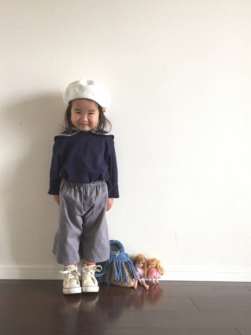 「ベレー帽、セーラーカラー、セーラー、ネイビー、ガウチョパンツ、コンバース、赤差し色、キッズコーデ、モンミミ、monmimi」｜「組曲のアイテム（ハンチング/ベレー帽、ホワイト系）」を使った、Ripiさん（キッズ・90cm）の春コーディネートの1枚目の写真