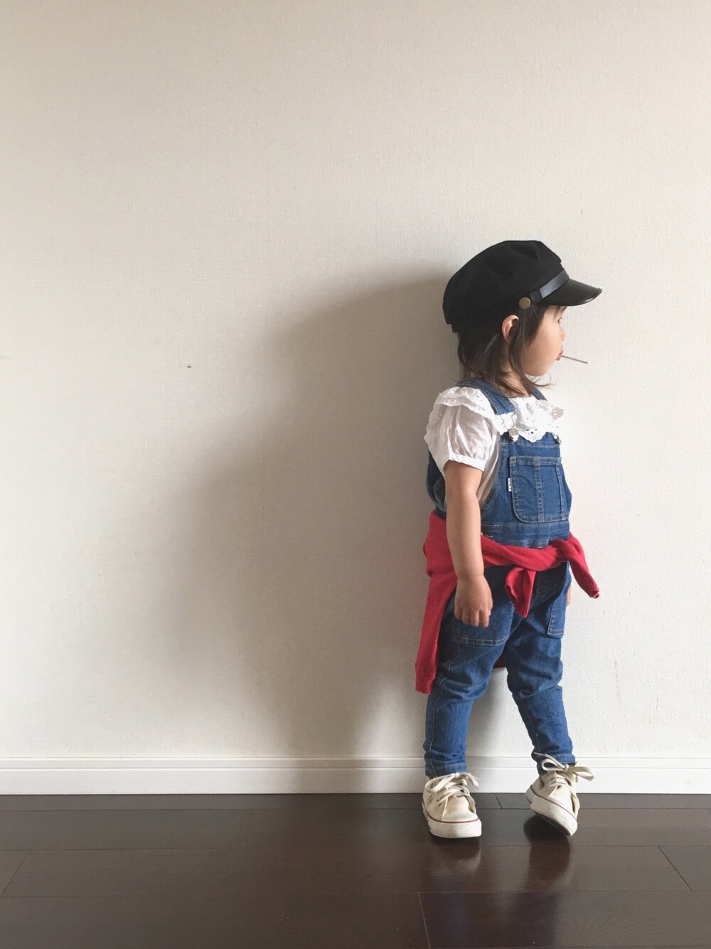 ホワイト系のシャツ/ブラウス、ブルー系のサロペット/オーバーオール、レッド系のカーディガン/ボレロを着用したキッズの春コーディネートの1枚目の写真