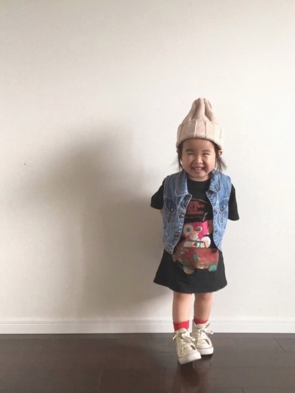「こどアメフェス、アメカジ、ギズモ、ニット帽、Tシャツ、オーバーサイ〜ず、デニムベスト、コンバース、キッズコーデ」｜「monmimiのアイテム（ニットキャップ/ビーニー、ベージュ系）」を使った、Ripiさん（キッズ・90cm）の春コーディネートの1枚目の写真