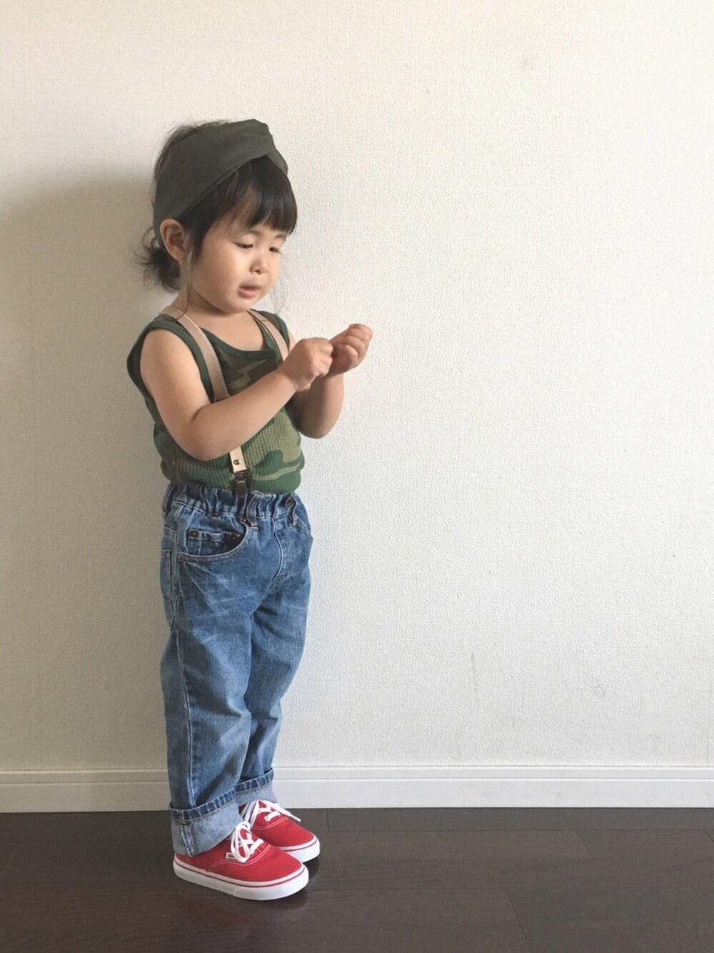 「LUPINUS、カーキ、カモフラ、サスペンダー、デニム、VANS、赤、キッズコーデ、2歳」｜「LUPINUSのアイテム（ヘアバンド、その他）」を使った、Ripiさん（キッズ・90cm）の夏コーディネートの1枚目の写真