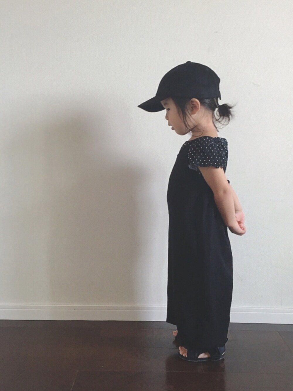 「オールブラック、キッズファッション、おんなのこ、3coins、サロペット、ZARA、ZARA KIDS」｜「西松屋のアイテム（キャップ、ピンク系）」を使った、Ripiさん（キッズ・90cm）の夏コーディネートの1枚目の写真