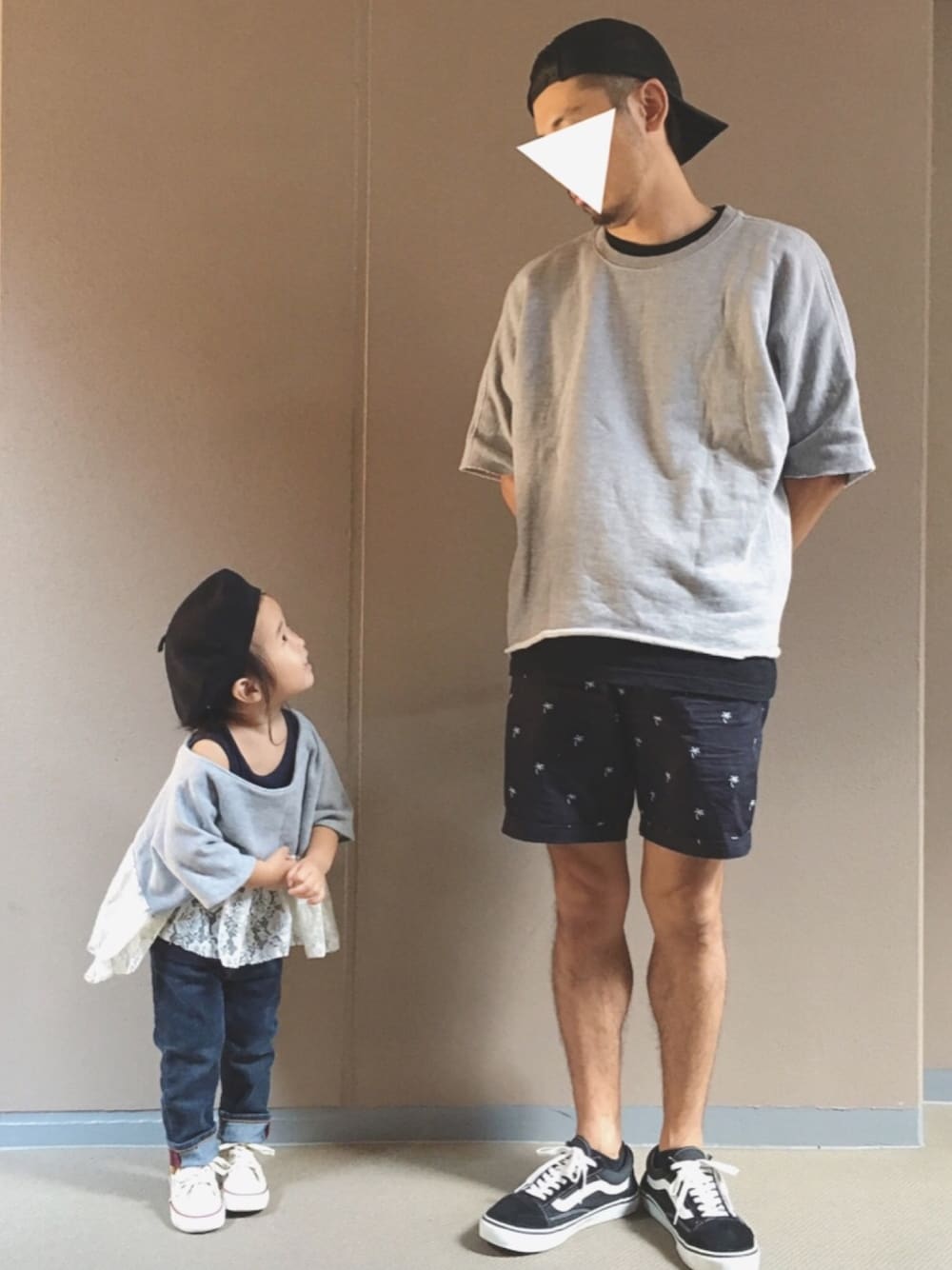 ブルー系のタンクトップ、ブラック系のキャミソール、ブルー系のデニムパンツを着用したキッズの秋コーディネートの1枚目の写真