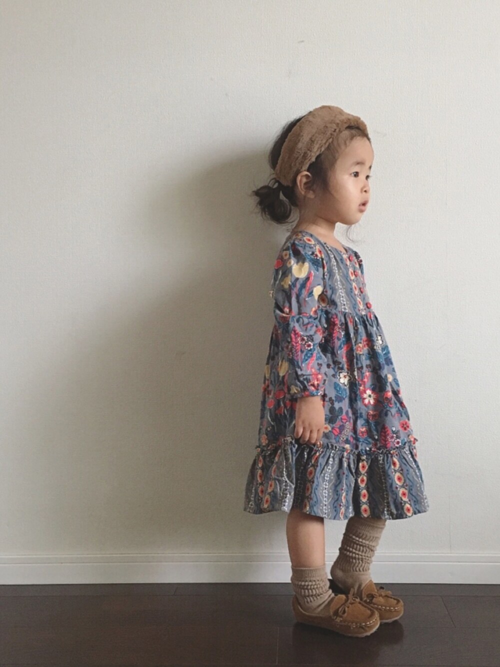 「キッズコーデ、おんなのこ、GU、ファー小物、ZARA、ZARA KIDS、花柄、モカシン」｜「GUのアイテム（ヘアバンド、ベージュ系）」を使った、Ripiさん（キッズ・90cm）の秋コーディネートの1枚目の写真