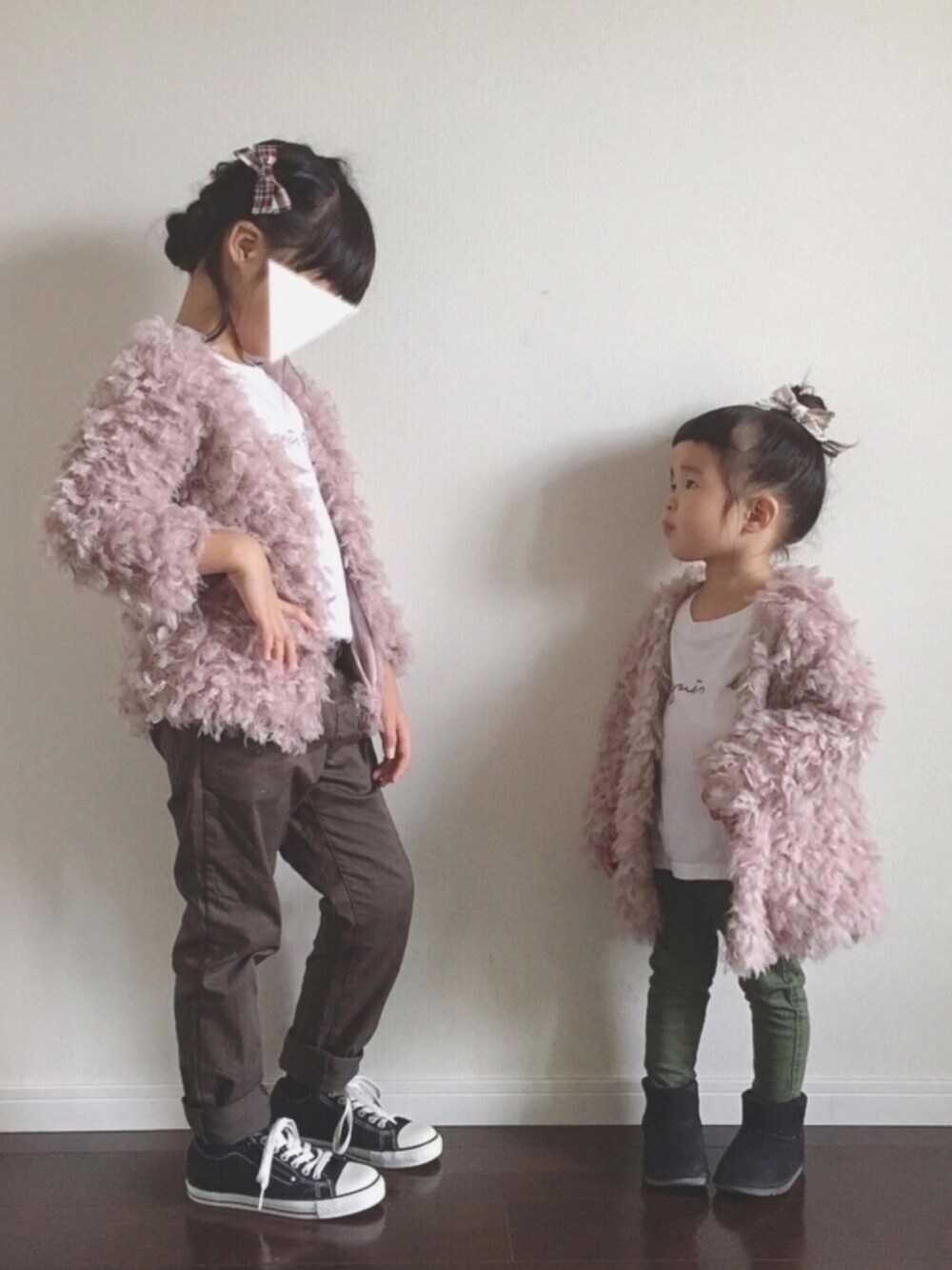 「Handmadeのアイテム（ヘアピン、ブラウン系）」を使った、Ripiさん（キッズ・90cm）の秋コーディネートの1枚目の写真