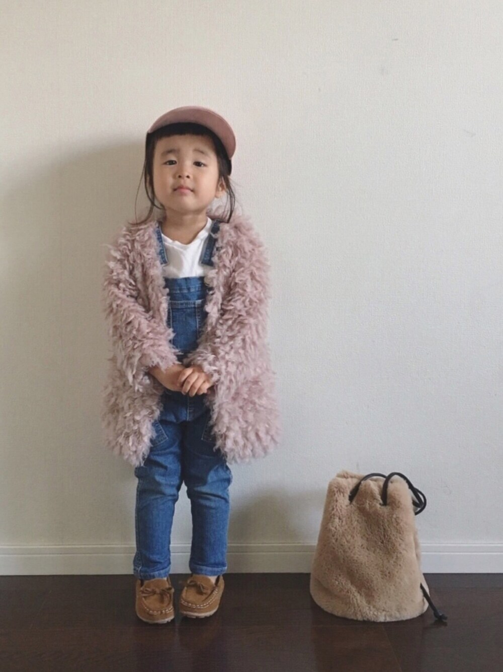 「キッズファッション、リンクコーデ、プティマイン、もけもけ、サロペット、おんなのこ、3歳」｜「西松屋のアイテム（キャップ、ピンク系）」を使った、Ripiさん（キッズ・90cm）の秋コーディネートの1枚目の写真