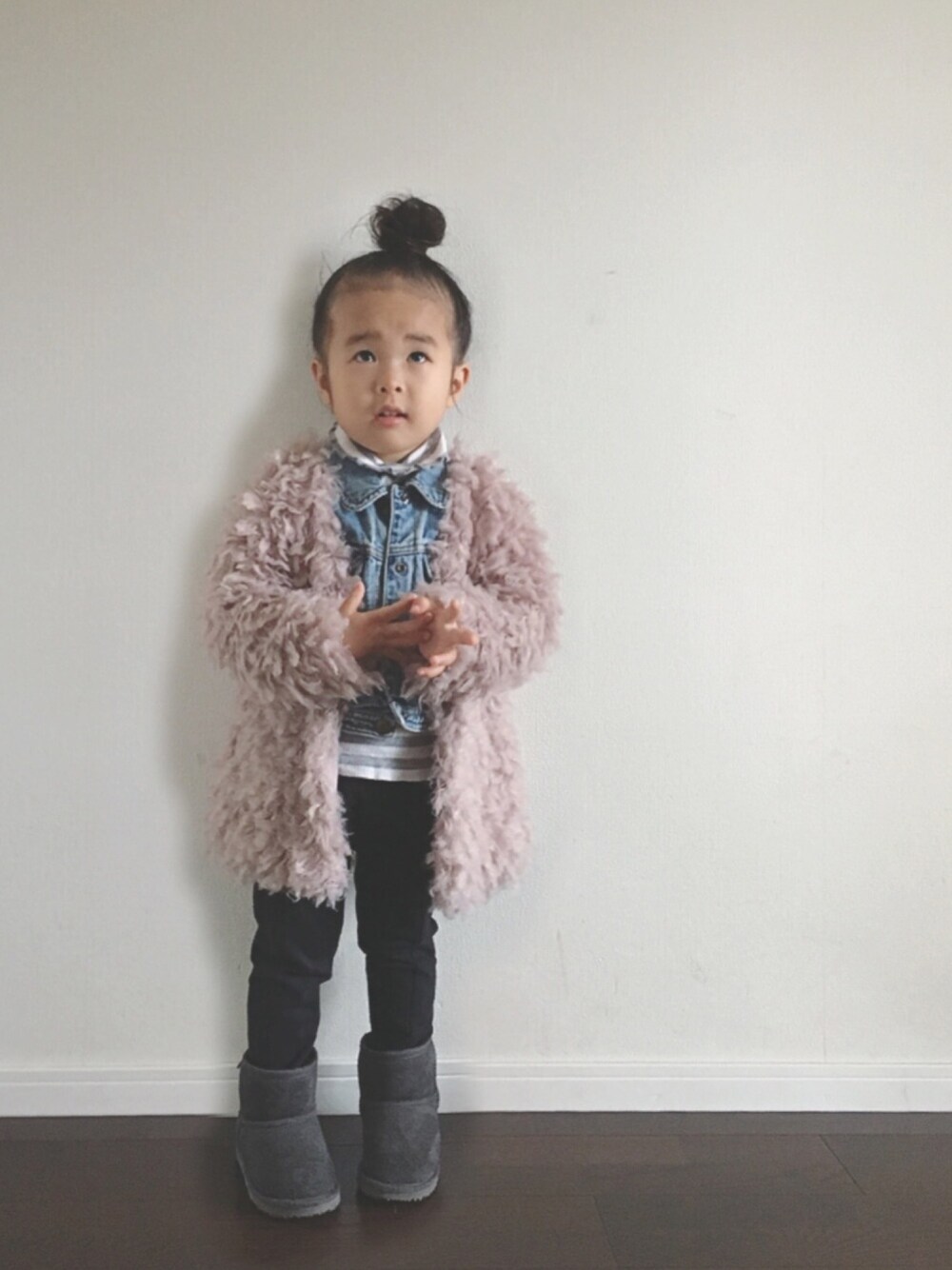 「もけもけ、くすみピンク、デニムベスト、GAP、H&M、ムートンブーツ、プティマイン、おんなのこ、キッズコーデ、3歳」｜「petit mainのループニットガウン（カーディガン/ボレロ、ピンク系）」を使った、Ripiさん（キッズ・90cm）の秋コーディネートの1枚目の写真
