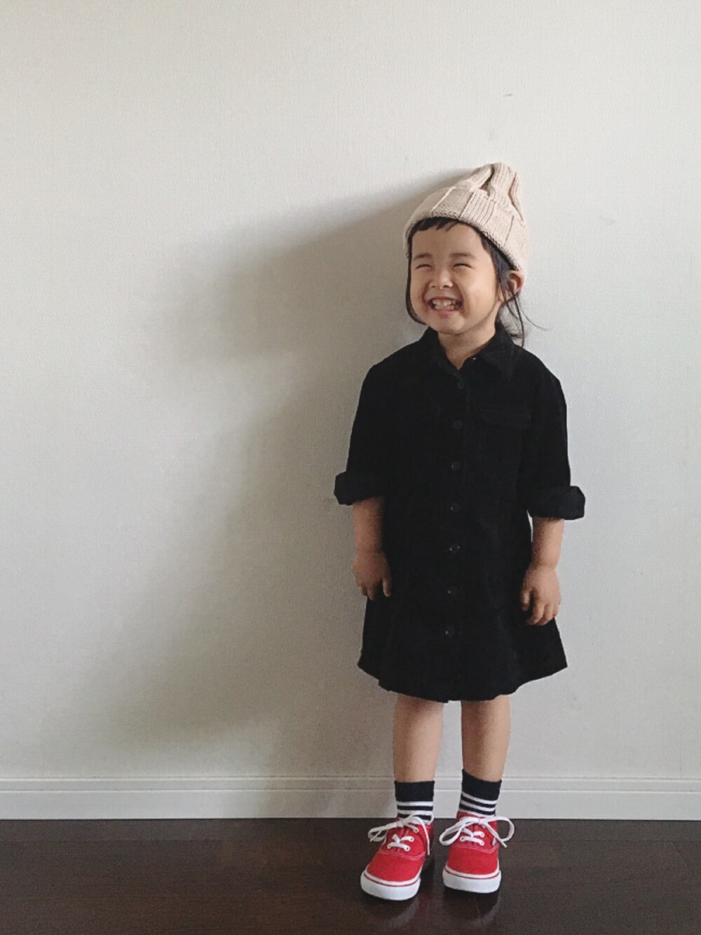 「ニット帽、monmimi、コーデュロイ、シャツワンピ、ボーダー、VANS、赤、キッズコーデ、おんなのこ、3歳」｜「monmimiのアイテム（ニットキャップ/ビーニー、ベージュ系）」を使った、Ripiさん（キッズ・90cm）の秋コーディネートの1枚目の写真