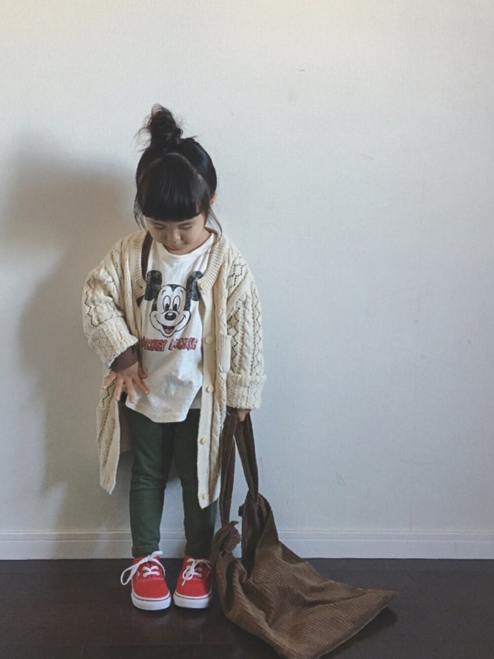 「おんなのこ、キッズコーデ、monmimi、ミッキー、カーキ、カーディガン、カーキパンツ、バンズ、VANS、赤」｜「monmimiのアイテム（カーディガン/ボレロ、ホワイト系）」を使った、Ripiさん（キッズ・90cm）の冬コーディネートの1枚目の写真