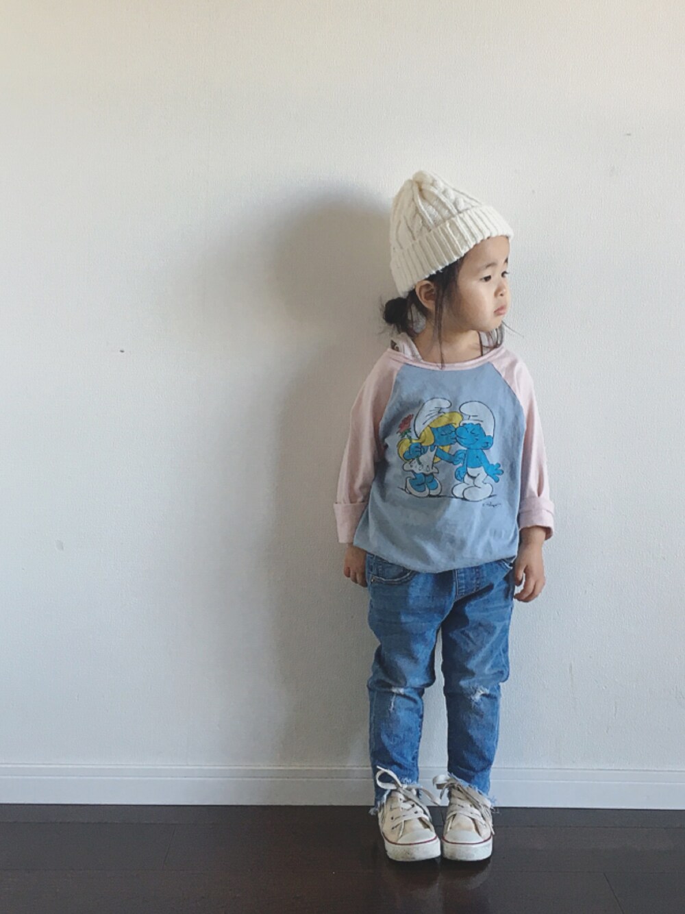 「スマーフ、ロンT、デニム、converse、ニット帽、キッズコーデ、おんなのこ、3歳」｜「COMME CA ISMのアイテム（ニットキャップ/ビーニー、ホワイト系）」を使った、Ripiさん（キッズ・90cm）の冬コーディネートの1枚目の写真
