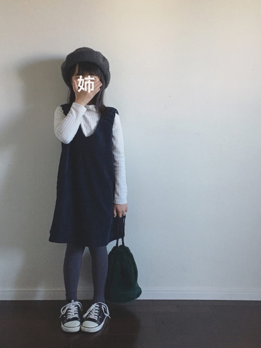 「小学生、ベレー帽、コーデュロイ、ワンピース、UNIQLO、ユニクロ、タイツ、ネイビー、コンバース」｜「green label relaxingの【キッズ】GLR ジャンパー スカート（ワンピース、ブルー系）」を使った、Ripiさん（キッズ・123cm）の冬コーディネートの1枚目の写真