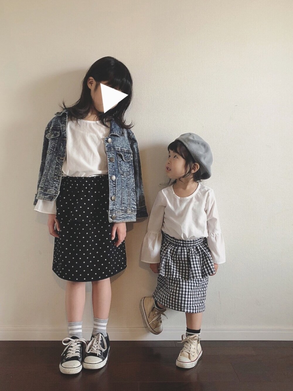 「リンクコーデ、GU、ぺプラム、ドット、ギンガムチェック、Gジャン、ケミカルウォッシュ、ベレー帽、3coins、小学生」｜「3coinsのアイテム（ハンチング/ベレー帽、グレー系）」を使った、Ripiさん（キッズ・90cm）の冬コーディネートの1枚目の写真