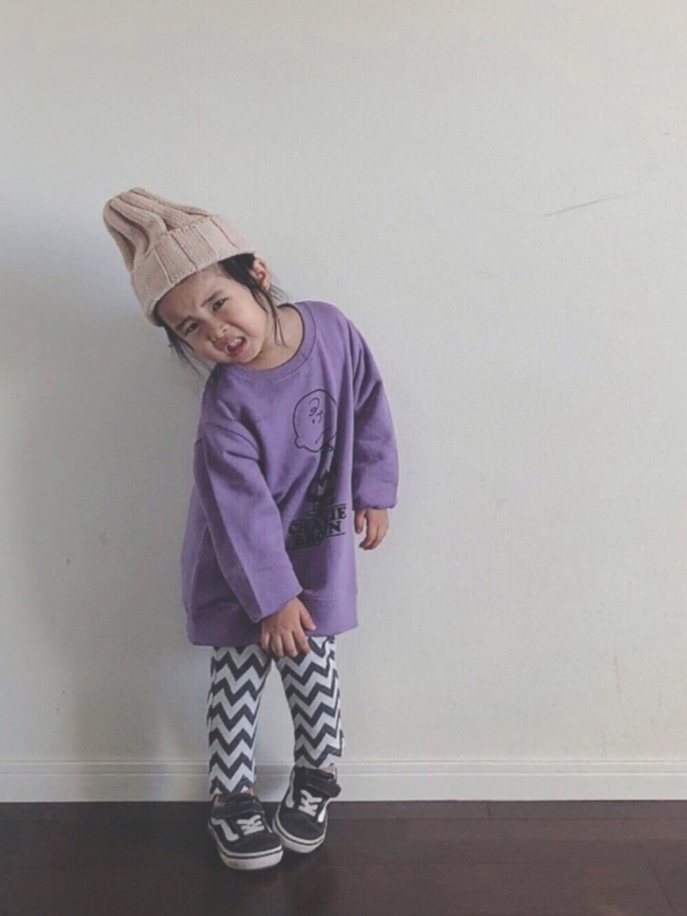 「秋服準備はじめました、ニット帽、monmimi、チャーリー・ブラウン、オーバーサイズ、VANS、キッズコーデ、4歳」｜「monmimiのアイテム（ニットキャップ/ビーニー、ベージュ系）」を使った、Ripiさん（キッズ・90cm）の秋コーディネートの1枚目の写真