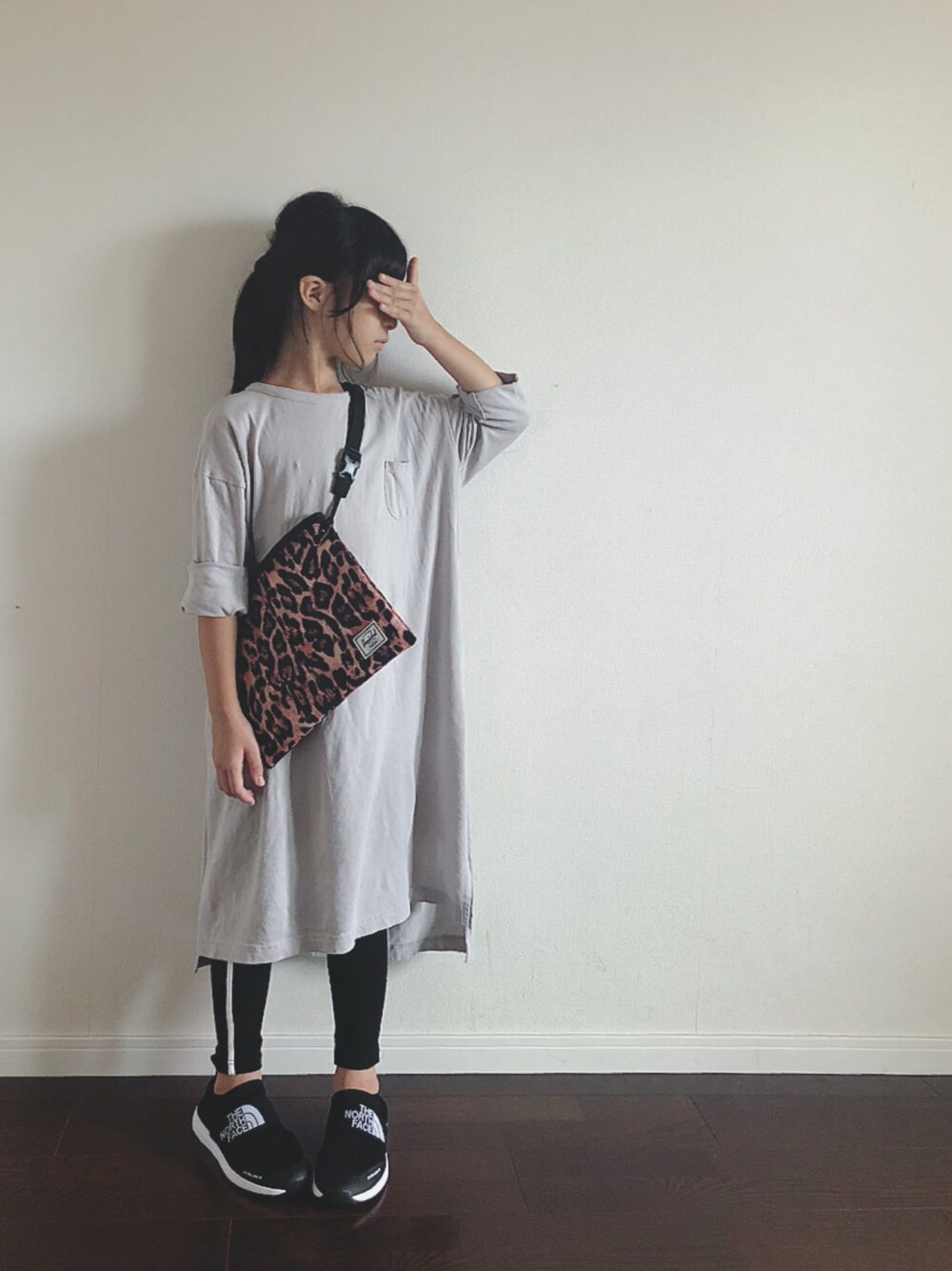 「OKちゃん's 歓迎フェス、キッズコーデ、小学生、ワンピース、秋服準備はじめました、レオパード、サコッシュ、ラインレギンス、THE NORTH FACE」｜「BIG FIELDの空紡天竺マキシ丈ワンピース (L・150cm)（ワンピース、グレー系）」を使った、Ripiさん（キッズ・125cm）の秋コーディネートの1枚目の写真