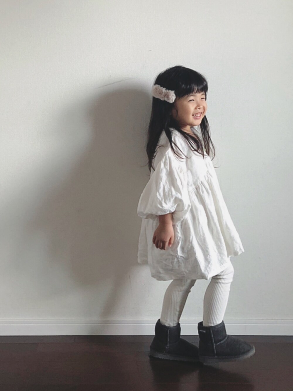 「ファー小物、DAISO、laetoile、リブレギンス、ムートンブーツ、キッズコーデ、ホワイト、ホワイトコーデ」｜「laetoileのアイテム（シャツ/ブラウス、ホワイト系）」を使った、Ripiさん（キッズ・90cm）の秋コーディネートの1枚目の写真