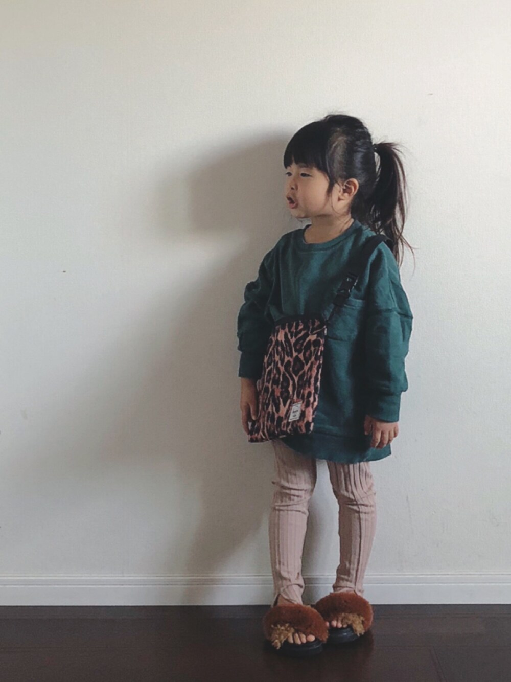 「オシャレパッソ、レオパードらぶフェス、レオパード、ビッグシルエット、リブレギンス、キッズコーデ、おんなのこ、ポニーテール、ファー小物」｜「b・ROOMのビッグシルエット長袖トレーナー（スウェット、グリーン系）」を使った、Ripiさん（キッズ・90cm）の秋コーディネートの1枚目の写真