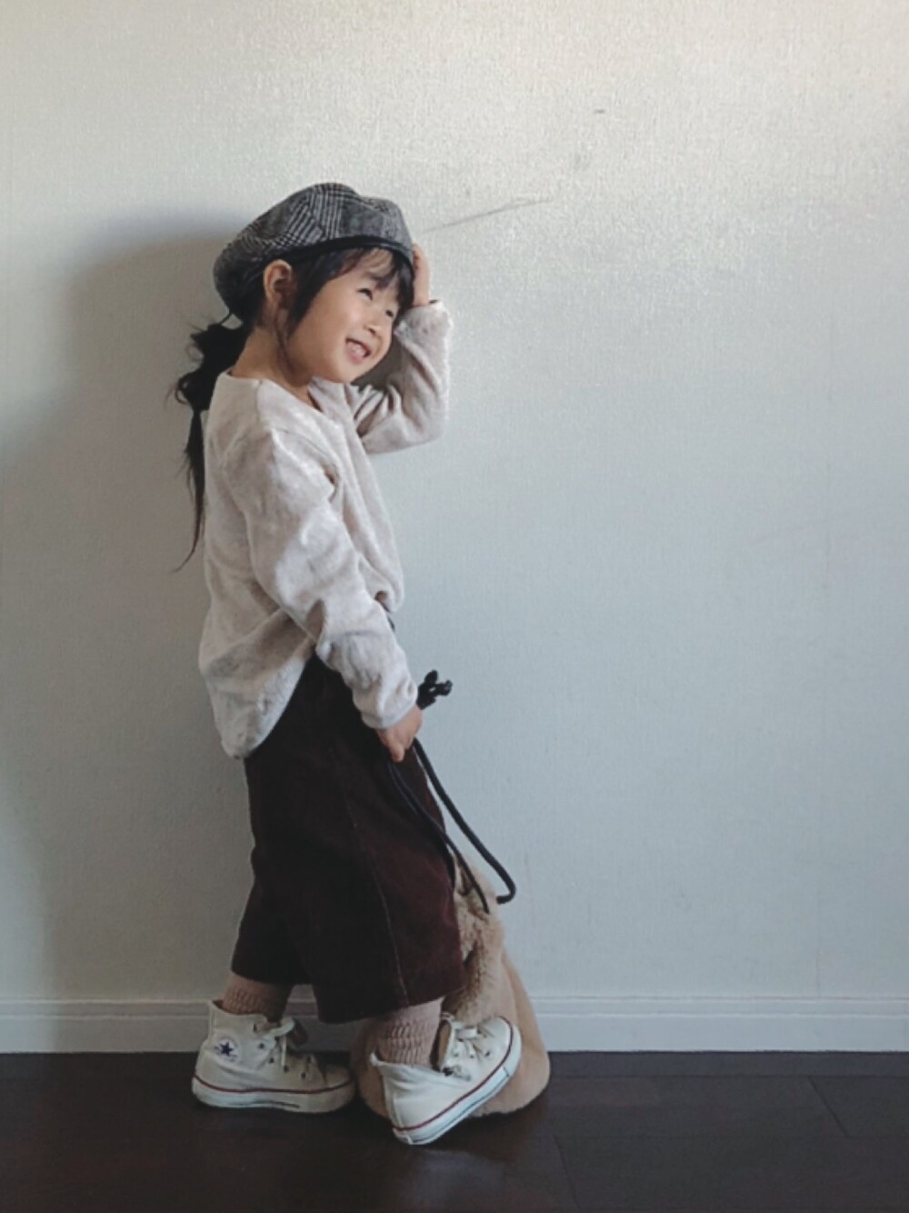 「monmimi、ワッフルクルーネックＴ、コーデュロイ、チェック、ベレー帽、ファー小物、コンバース、オールスター」｜「petit mainのパイピングベレー帽（ハンチング/ベレー帽、ブラウン系）」を使った、Ripiさん（キッズ・90cm）の秋コーディネートの1枚目の写真
