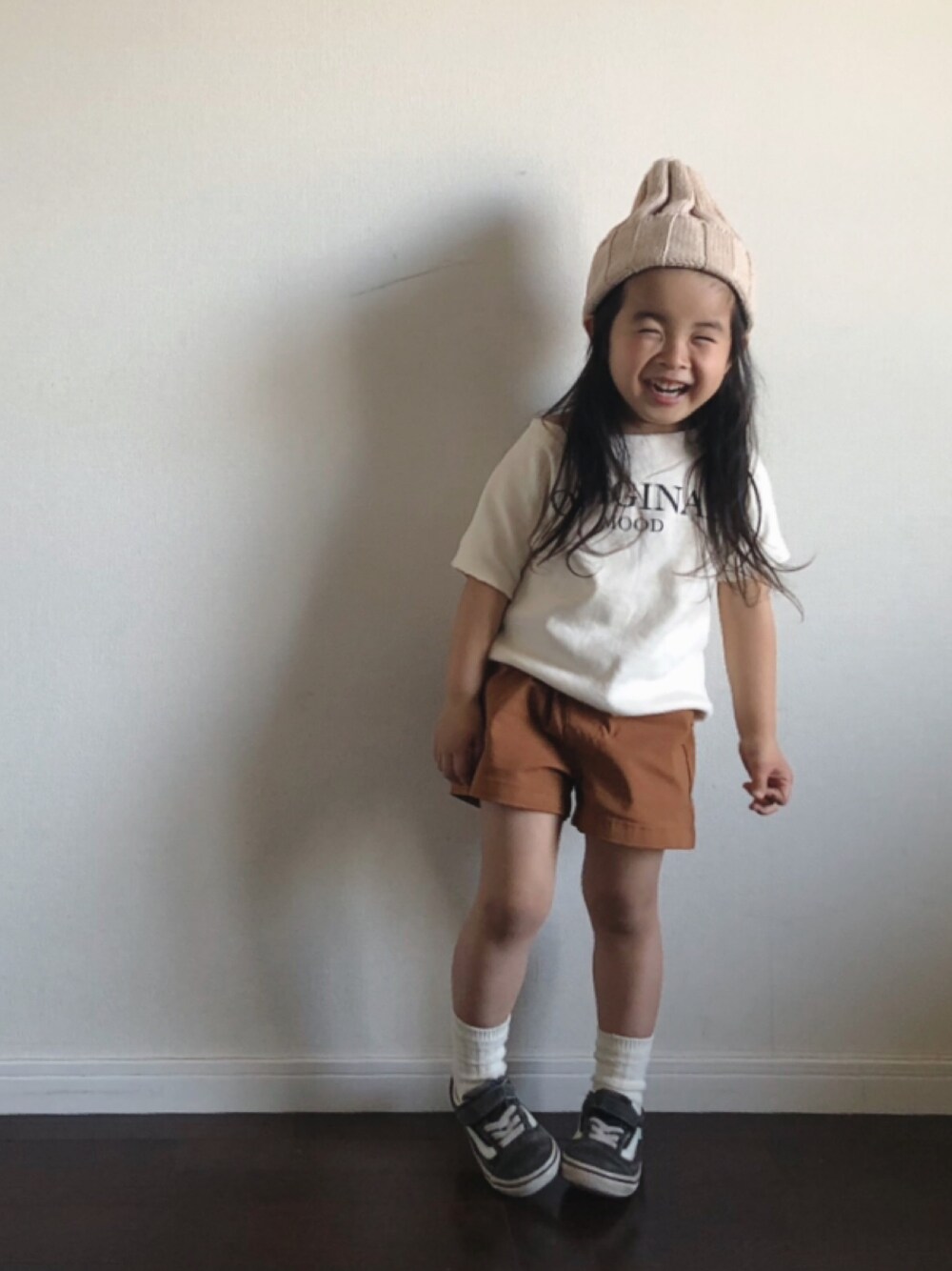 「キッズコーデ、春コーデ、ベージュ、テラコッタ、monmimi、ロゴT、VANS、おんなのこ」｜「monmimiのアイテム（ニットキャップ/ビーニー、ベージュ系）」を使った、Ripiさん（キッズ・90cm）の春コーディネートの1枚目の写真