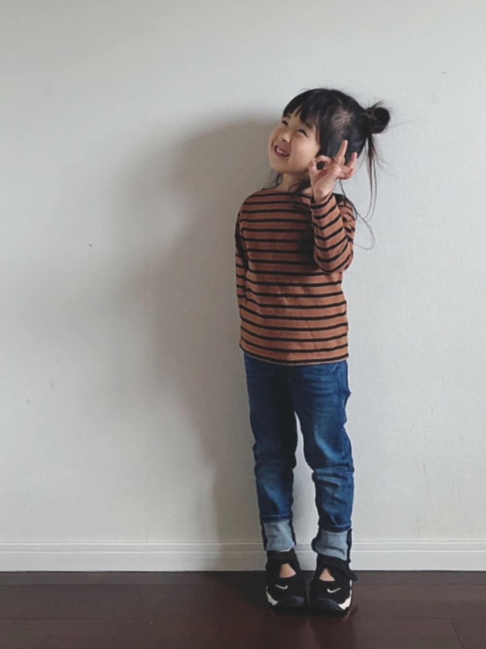「ボーダー、ハーフアップ、ZARA、ZARA KIDS、デニム、ナイキリフト、キッズコーデ、シンプル、カジュアル」｜「b・ROOMのボーダー柄ボートネック9分袖Tシャツ（Tシャツ/カットソー、イエロー系）」を使った、Ripiさん（キッズ・90cm）の春コーディネートの1枚目の写真