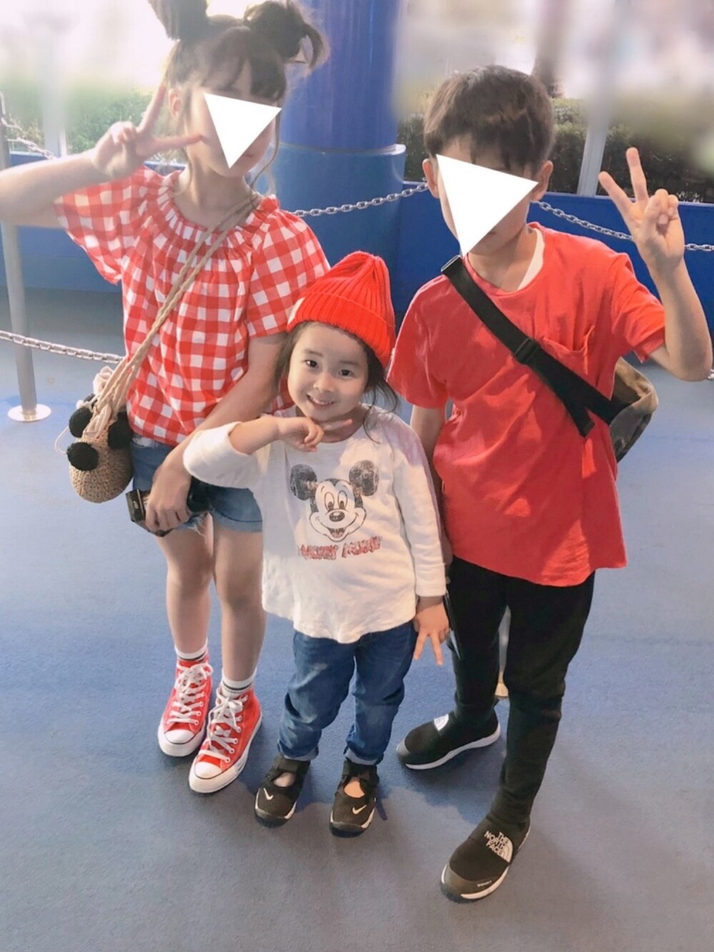 「ディズニーランド、赤、ミッキー、リンクコーデ、ギンガムチェック、ZARA、ZARA KIDS」｜「ZARA KIDSのアイテム（Tシャツ/カットソー、レッド系）」を使った、Ripiさん（キッズ・100cm）の春コーディネートの1枚目の写真