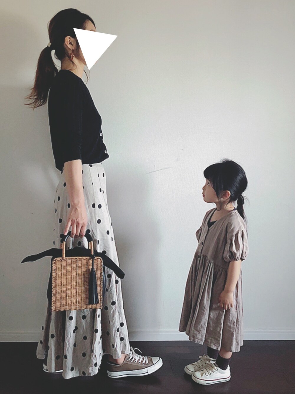 「リネン、ドット、水玉、リンクコーデ、親子コーデ、ベージュ、ブラウンコンバース、y__n」｜「KhajuのKhaju:カーブピアス（ピアス（両耳用）、ブラウン系）」を使った、Ripiさん（キッズ・100cm）の春コーディネートの1枚目の写真