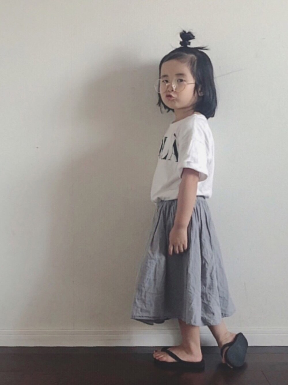 「丸メガネ、monmimi、ふわふわ、ZARA KIDS、ロゴT、シンプル、シンプルコーデ、ビーチサンダル、キッズコーデ」｜「ZARA KIDSのアイテム（Tシャツ/カットソー、ホワイト系）」を使った、Ripiさん（キッズ・100cm）の夏コーディネートの1枚目の写真