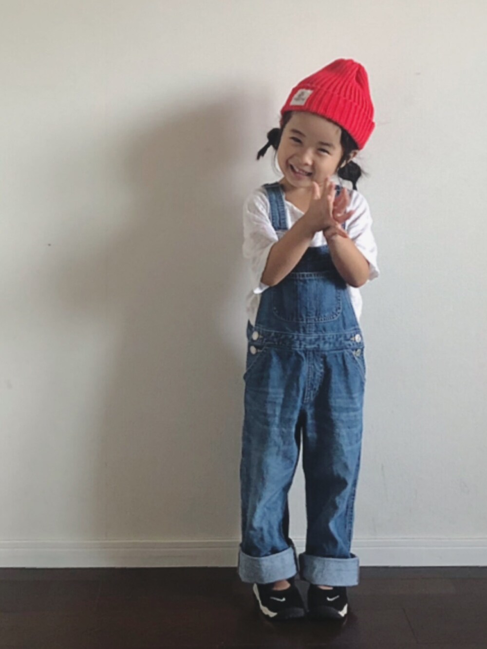 「夏、オーバーオール、キッズコーデ、5歳、おんなのこ、カジュアル、カジュアルコーデ、monmimi、ゆるT」｜「SmoothyのSmoothy Color knit cap / スムージー カラーニットキャップ（ニットキャップ/ビーニー、レッド系）」を使った、Ripiさん（キッズ・100cm）の夏コーディネートの1枚目の写真
