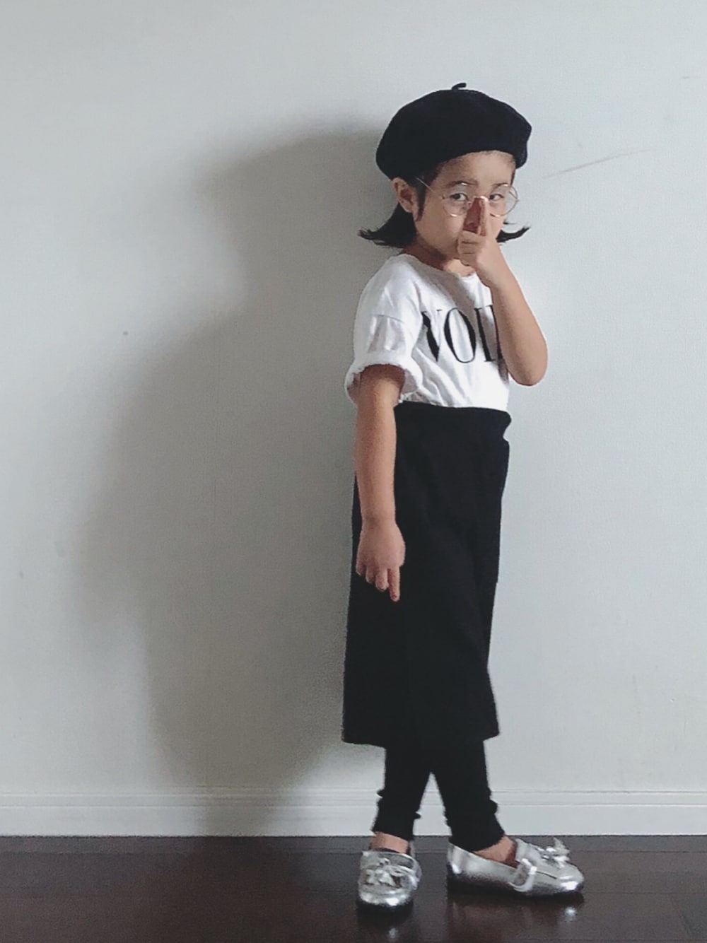 「キッズコーデ、ZARA、ZARA KIDS、ロゴT、シルバーシューズ、レギンス、タイトスカート、ベレー帽、モノトーン」｜「ZARA KIDSのアイテム（Tシャツ/カットソー、ホワイト系）」を使った、Ripiさん（キッズ・100cm）の夏コーディネートの1枚目の写真