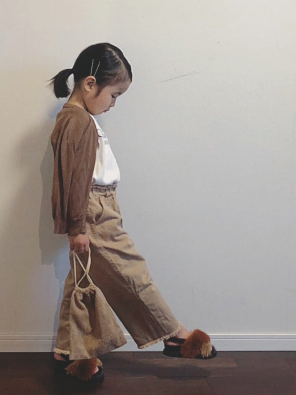 「秋のカフェオレコーデ、キッズコーデ、ZARA KIDS、ロゴT、カーディガン、ファーサンダル、ベージュ、茶色」｜「楽天のアイテム（カーディガン/ボレロ、ブラウン系）」を使った、Ripiさん（キッズ・100cm）の秋コーディネートの1枚目の写真