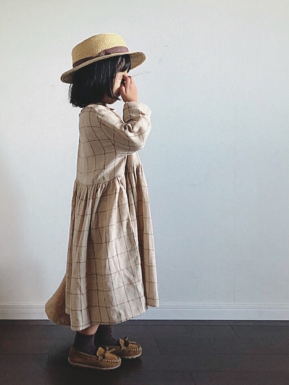 「秋のカフェオレコーデ、ワンピース、チェック、モカシン、茶色、ベージュ、ナチュラル、カンカン帽、秋のコーデ、秋コーデ」｜「ZARA KIDSのアイテム（ハット、ベージュ系）」を使った、Ripiさん（キッズ・100cm）の秋コーディネートの1枚目の写真