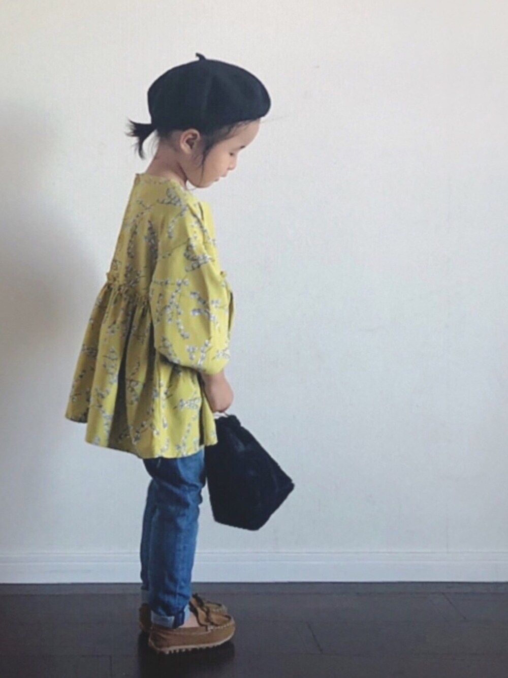 「DAISO、3coins、ベレー帽、からし色、キッズコーデ、からしいろまつり2019」｜「petit mainのすずらん柄ぺプラムチュニック（チュニック、イエロー系）」を使った、Ripiさん（キッズ・100cm）の秋コーディネートの1枚目の写真