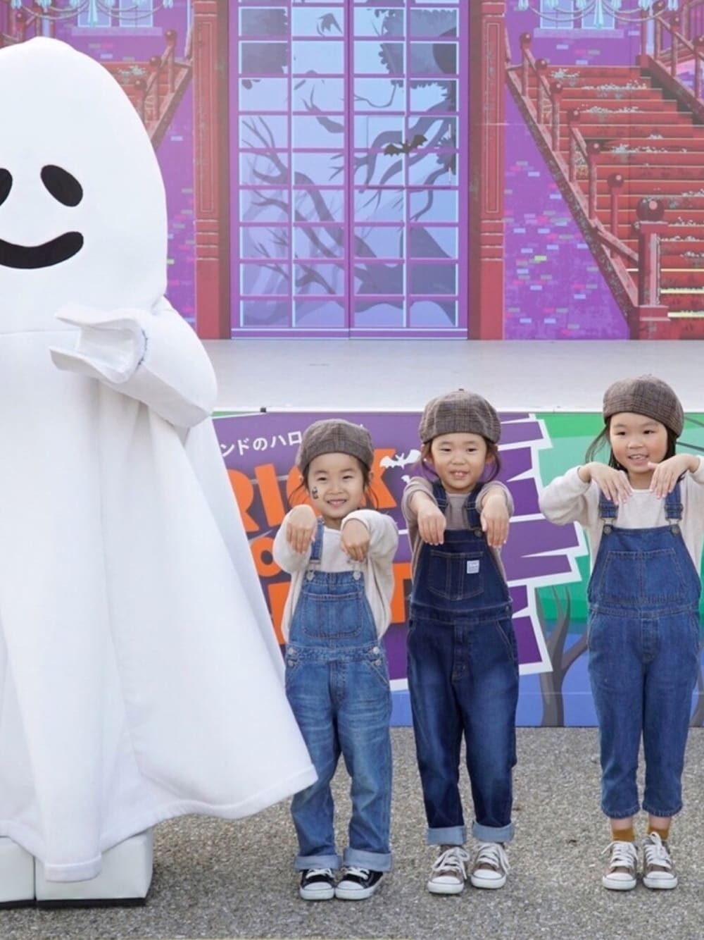 「wearhalloween2019、ハロウィン、ハロウィンコーデ、おばけ、レゴランド、リンクコーデ、monmimi、ピロミメイド、ぴろみちゃんmade、女の子コーデ」｜「LOWRYS FARMのデニムオーバーオール　837900（サロペット/オーバーオール、ブルー系）」を使った、Ripiさん（キッズ・100cm）の秋コーディネートの1枚目の写真