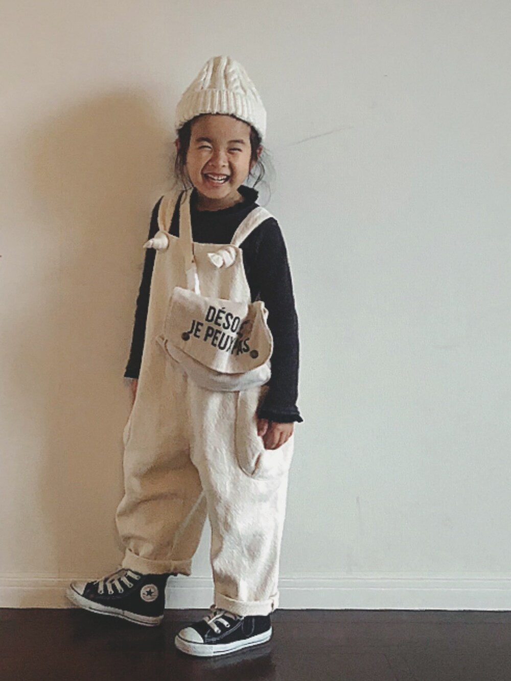 「秋サロペ2019たけのこ派、サロペット、panda、モノトーン、モノトーンコーデ、ニット帽、シンプル、monmimi、キッズコーデ」｜「petit mainのテレコメロウ長袖Ｔシャツ（Tシャツ/カットソー、ブラック系）」を使った、Ripiさん（キッズ・100cm）の秋コーディネートの1枚目の写真