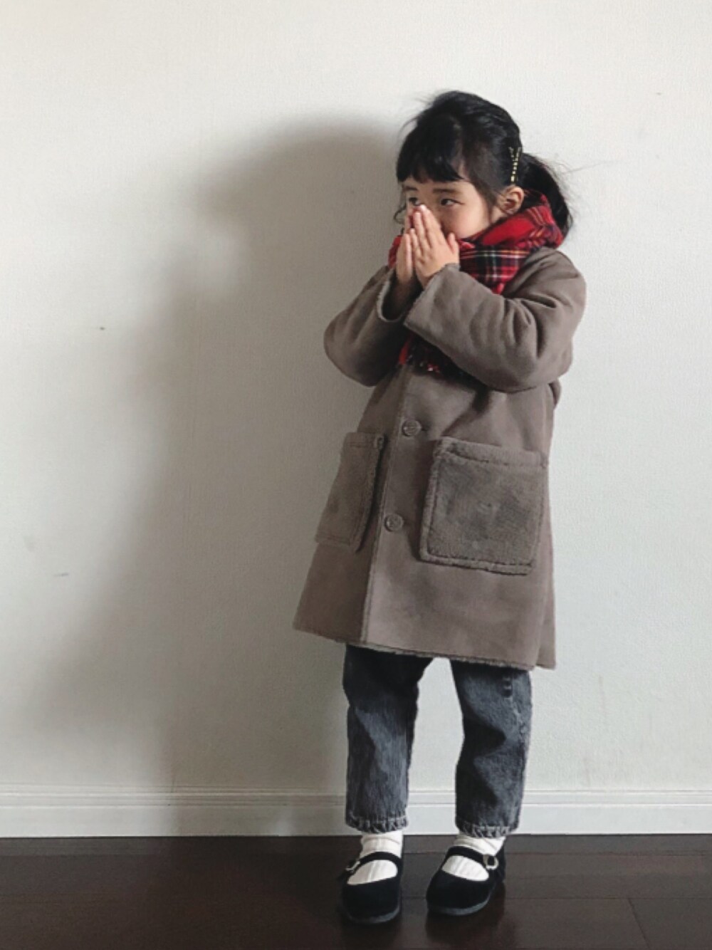 「キッズファッション、赤チェック、マフラー、ケミカルウォッシュ、ストラップシューズ、おんなのこ」｜「楽天のアイテム（マフラー、レッド系）」を使った、Ripiさん（キッズ・100cm）の冬コーディネートの1枚目の写真