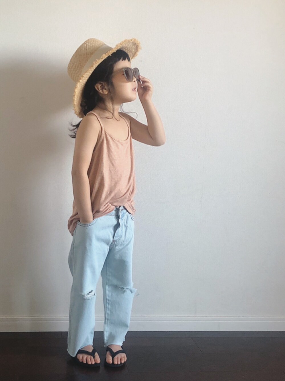「キッズファッション、シンプルコーデ、夏コーデ、夏、panda、ZARA、ZARA KIDS、ダメージデニムパンツ、ビーチサンダル」｜「ZARAのアイテム（ハット、ベージュ系）」を使った、Ripiさん（キッズ・100cm）の春コーディネートの1枚目の写真