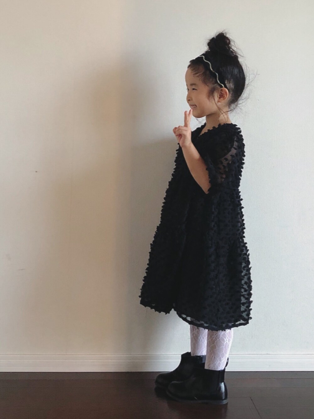 「ラブアンドピース2020、キッズファッション、発表会、ZARA、ZARA KIDS、サイドゴアブーツ、おんなのこ、カチューシャ、ドレスアップ」｜「LOVETOXICのベロア×うねうねカチューシャ2本セット（カチューシャ、ブラック系）」を使った、Ripiさん（キッズ・100cm）の秋コーディネートの1枚目の写真