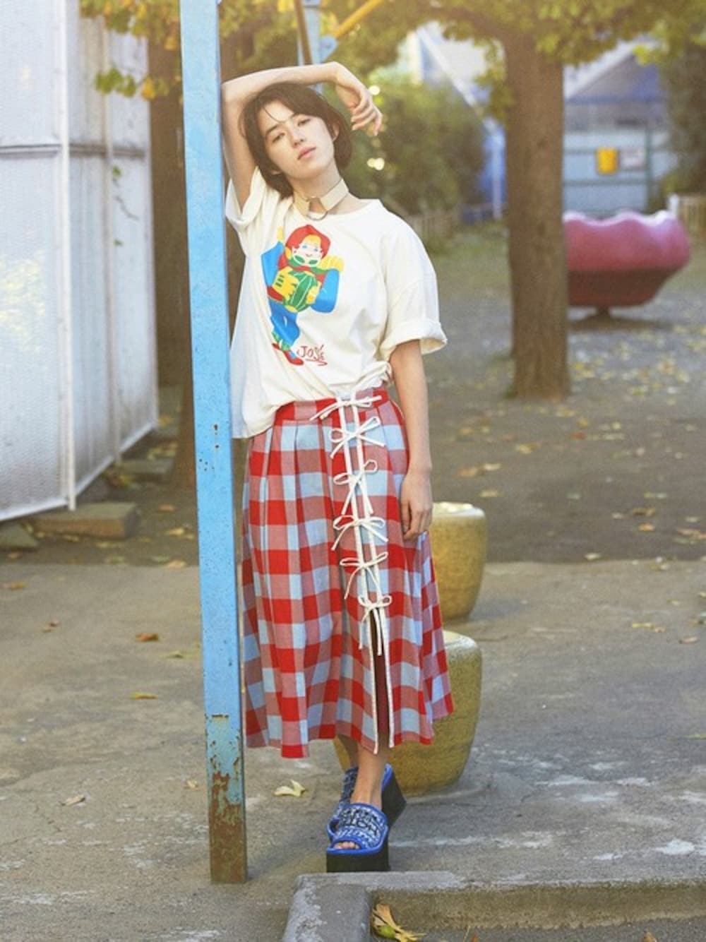 「Tシャツ、チョーカー、チェックスカート、PAMEO POSE、春コーデ、厚底サンダル」｜「PAMEO POSEのJOSE PRINT T-SHIRT（Tシャツ/カットソー、ホワイト系）」を使った、PAMEO POSEさん（レディース・165cm）の春コーディネートの1枚目の写真