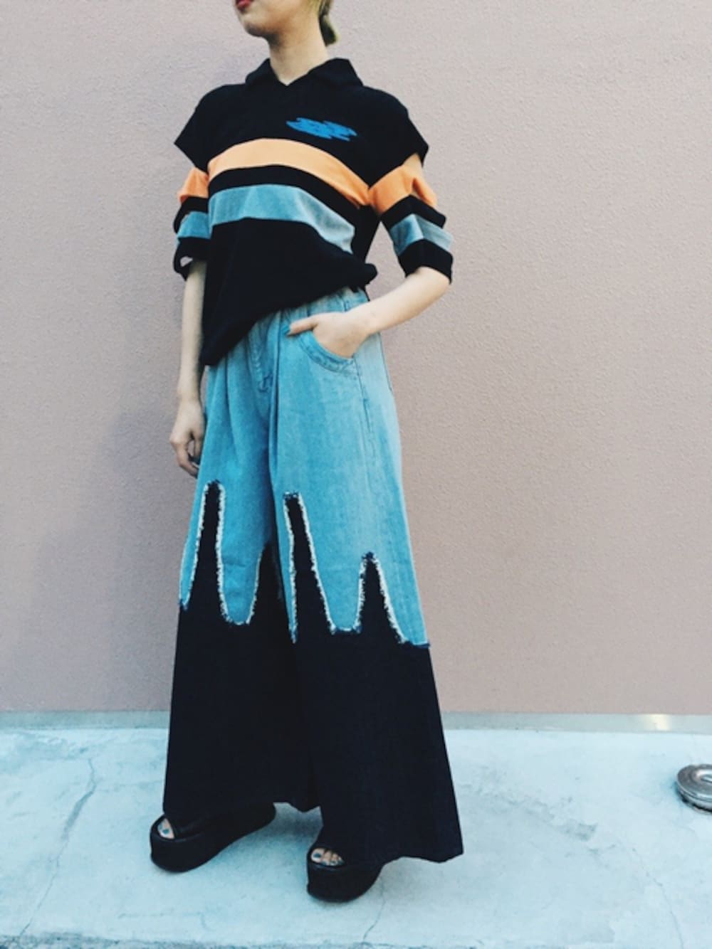 「バイカラー、ワイドパンツ、デニムパンツ、PAMEO POSE、パイル、夏コーデ、厚底サンダル、襟抜きシャツ」｜「PAMEO POSEのGLITTER POOL SKIPPER SHIRT（シャツ/ブラウス、ブラック系）」を使った、PAMEO POSEさん（レディース・171cm）の春コーディネートの1枚目の写真