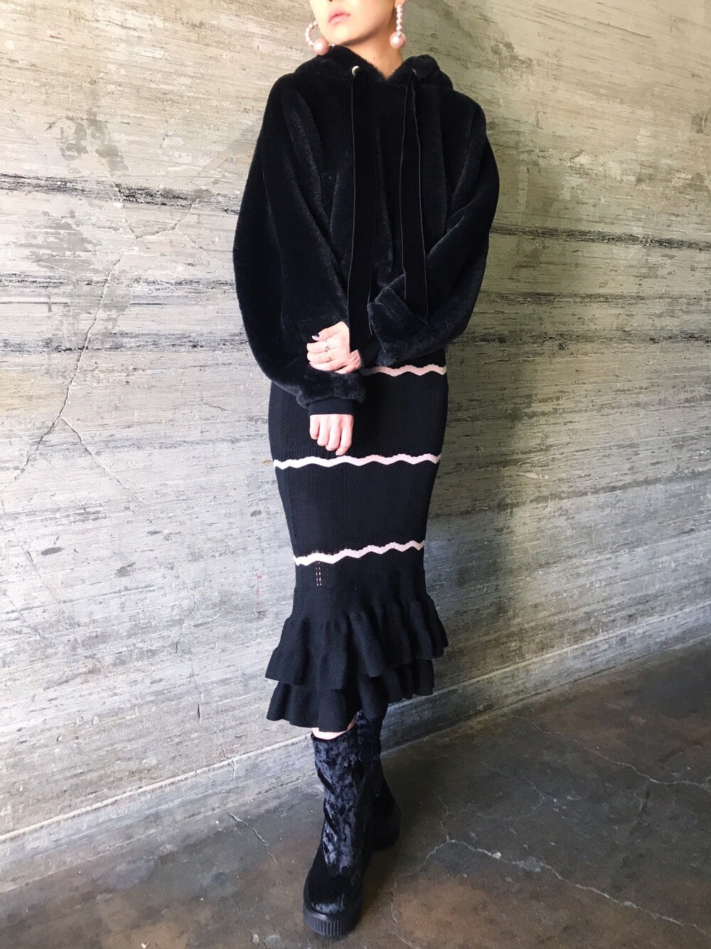 「ボーダー、ピアス、ボア、ブラックコーデ、ニットスカート、PAMEO POSE、パールアクセ、フープピアス」｜「PAMEO POSEの＜18SS CRUISE COL＞PEARL LINE HOOD EARRINGS（ピアス（両耳用）、ピンク系）」を使った、PAMEO POSEさん（レディース・160cm）の冬コーディネートの1枚目の写真