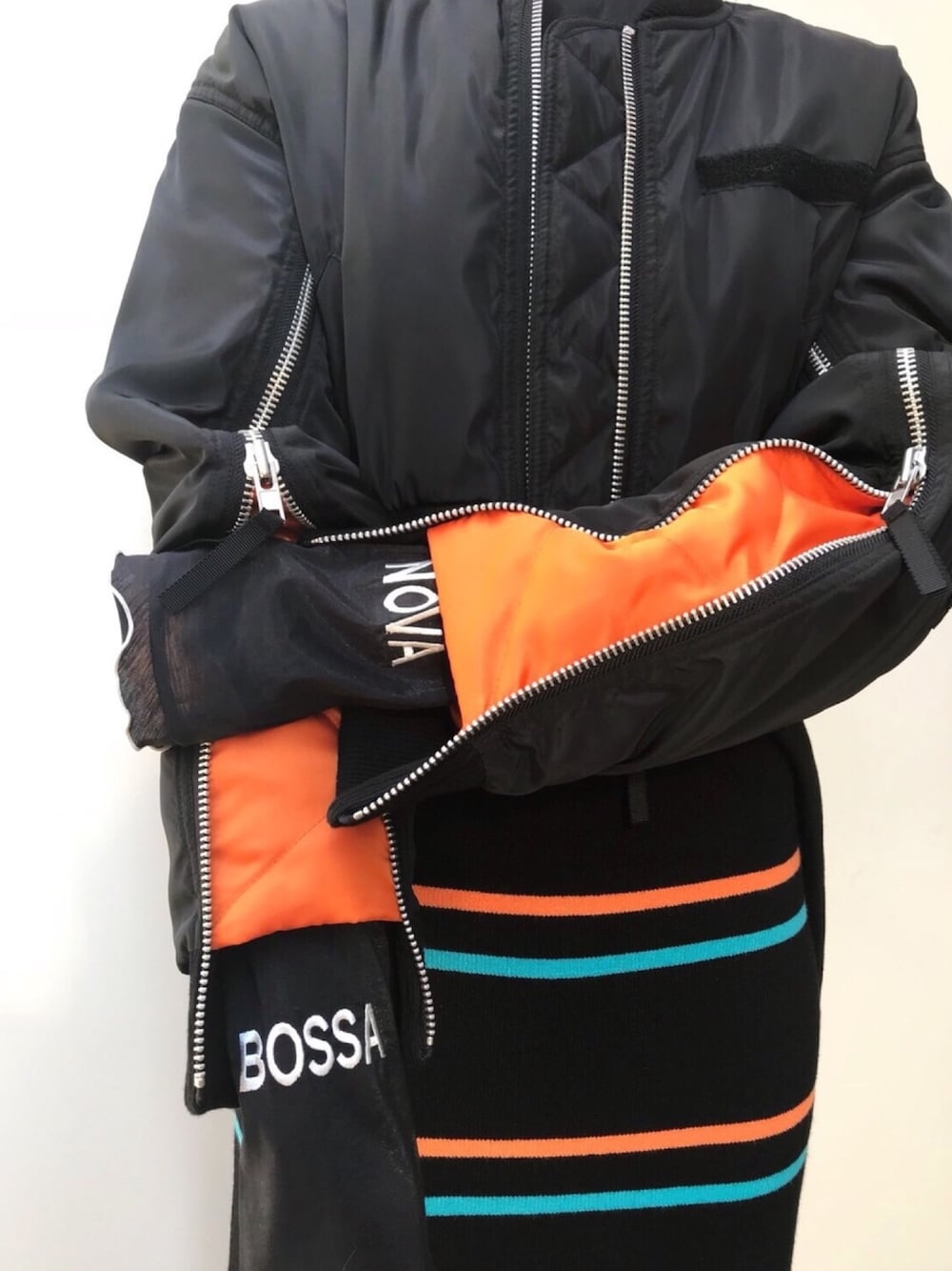 「ボーダー、ブラック、MA-1、刺繍、冬コーデ、変形、ワンポイント、ボーダーワンピース、PAMEO POSE」｜「PAMEO POSEのZIPPER SLIT MA-1（ブルゾン、ブラック系）」を使った、PAMEO POSEさん（レディース・160cm）の冬コーディネートの1枚目の写真