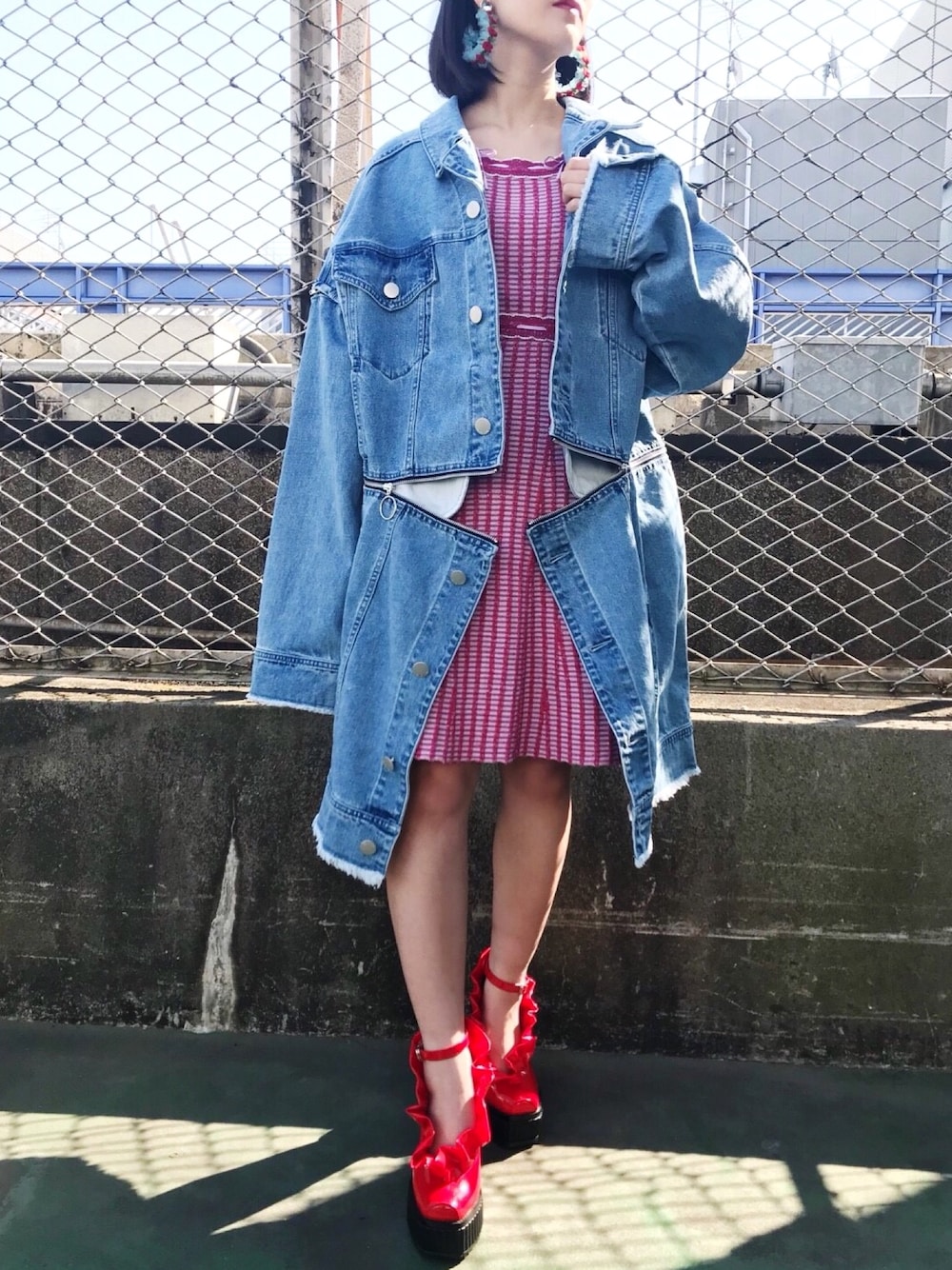 「フラワー、デニムジャケット、ピアス、フリル、3way、PAMEO POSE、春コーデ、グリッター、ラメニット」｜「PAMEO POSEの＜18SS＞FLOWERS WREATH PIERCE（ピアス（両耳用）、ブルー系）」を使った、PAMEO POSEさん（レディース・160cm）の冬コーディネートの1枚目の写真