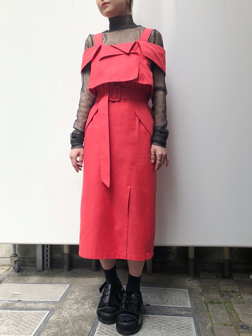 「トレンチコート、レッド、ローファー、ラメ、サンダル、PAMEO POSE、春コーデ、グリッター、大人ガーリー」｜「PAMEO POSEのLOAFER SANDAL（その他シューズ、ブラック系）」を使った、PAMEO POSEさん（レディース・160cm）の春コーディネートの1枚目の写真