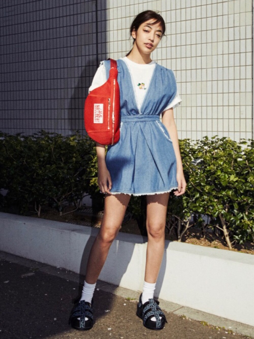 「デニム、Tシャツ、サンダル、デニムワンピース、PAMEO POSE、夏コーデ、ウエストポーチ、厚底サンダル、刺繍Tシャツ、ジャンプスカート」｜「PAMEO POSEのLONELY FLOWER TOPS （Tシャツ/カットソー、ホワイト系）」を使った、PAMEO POSEさん（レディース・171cm）の春コーディネートの1枚目の写真