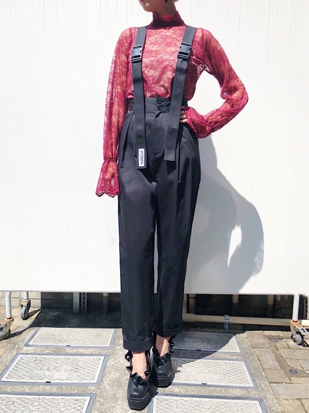 「テーパードパンツ、ピアス、ハイネック、ハイウエスト、PAMEO POSE、80s、サスペンダーパンツ、レーストップス、パメオポーズ」｜「PAMEO POSEのBack To Front Lace Blouse（シャツ/ブラウス、レッド系）」を使った、PAMEO POSEさん（レディース・168cm）の夏コーディネートの1枚目の写真