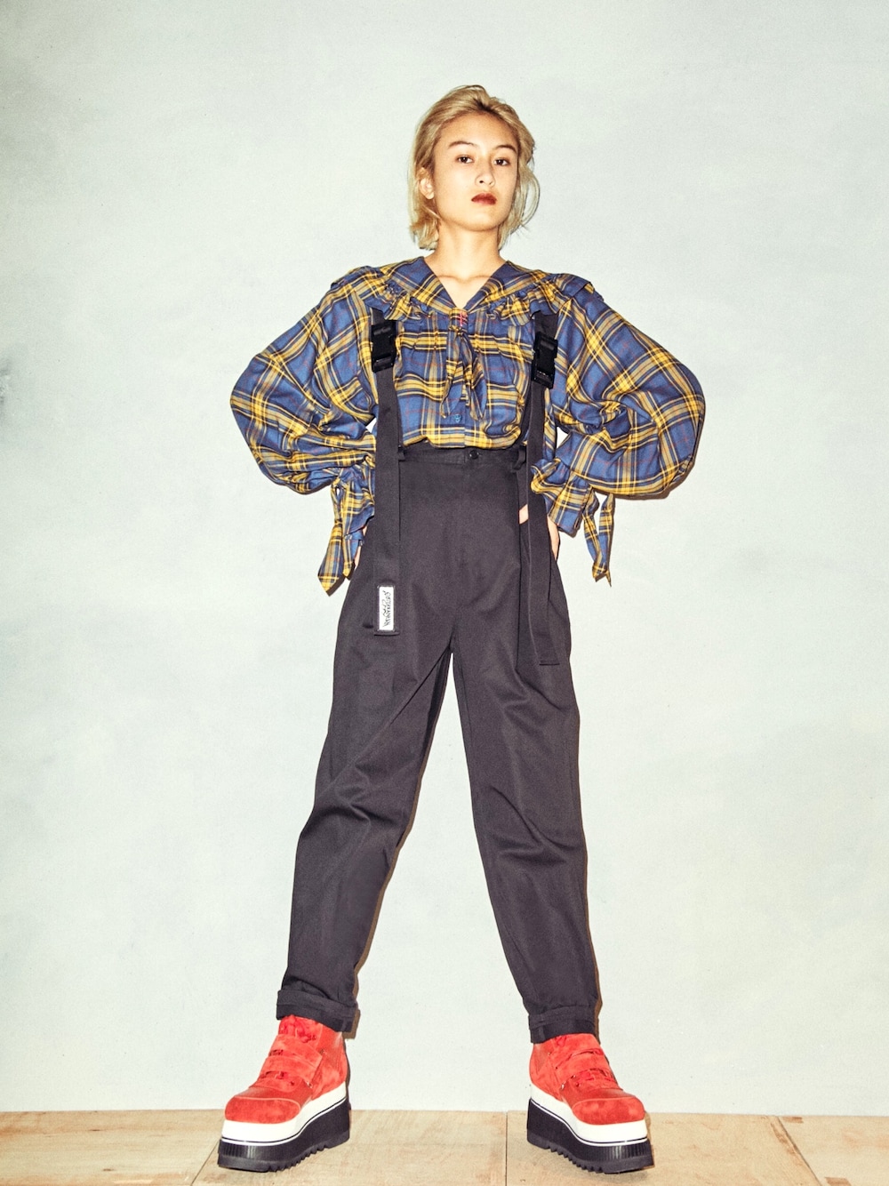 「チェック、テーパードパンツ、チェックシャツ、サスペンダー、ハイウエスト、秋色、厚底シューズ、PAMEO POSE、セーラーカラー」｜「PAMEO POSEのSailor Rufflel Mix Shirts（シャツ/ブラウス、イエロー系）」を使った、PAMEO POSEさん（レディース・160cm）の秋コーディネートの1枚目の写真