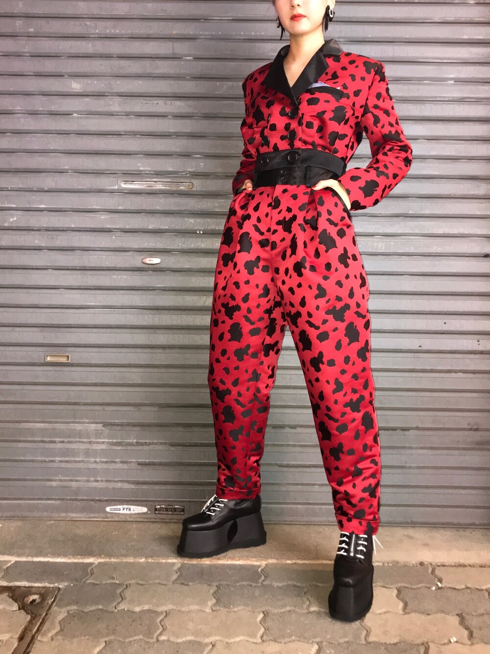「テーパードパンツ、セットアップ、ピアス、ショート丈、パーティースタイル、厚底シューズ、PAMEO POSE、ダルメシアン柄、パワーショルダー、80's」｜「PAMEO POSEのNoble Ribbon Earrings（ピアス（両耳用）、ブラック系）」を使った、PAMEO POSEさん（レディース・164cm）の秋コーディネートの1枚目の写真