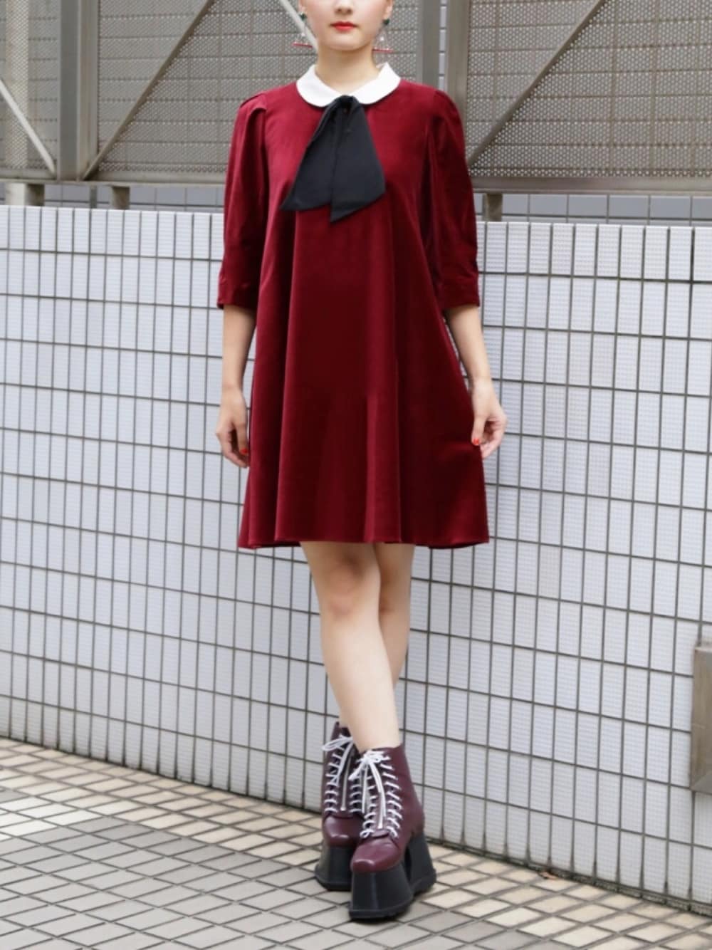 「レッド、秋のコーデ、ベルベット、レースアップシューズ、パーティースタイル、丸襟、厚底シューズ、PAMEO POSE、Aラインワンピース、ベロアワンピース」｜「PAMEO POSEのMini Disco Earrings（ピアス（両耳用）、シルバー系）」を使った、PAMEO POSEさん（レディース・163cm）の秋コーディネートの1枚目の写真
