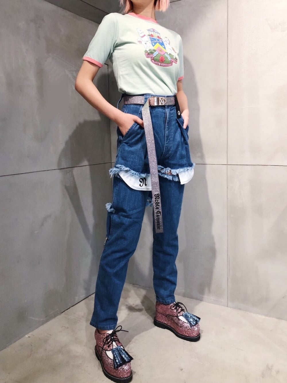 「PAMEO POSE、デニムパンツ、チビT、グリッターシューズ、厚底シューズ、ベルト、グリッター、春コーデ、パンツスタイル」｜「PAMEO POSEのNoble Belt（ベルト、シルバー系）」を使った、PAMEO POSEさん（レディース・171cm）の春コーディネートの1枚目の写真