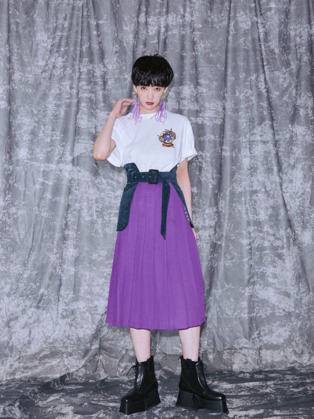 「PAMEO POSE、秋コーデ、厚底ブーツ、バイカラー、ミモレ丈スカート、大人コーデ、刺繍Tシャツ」｜「PAMEO POSEのLilith Pierce（ピアス（両耳用）、グリーン系）」を使った、PAMEO POSEさん（レディース・164cm）の夏コーディネートの1枚目の写真